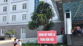 Hanoi and Ho Chi Minh City are trying to encourage people not to smoke in hospitals, hotels, restaurants and bus stations in order to reduce the harmful effects of passive smoking. (Photo: baochinhphu.vn)