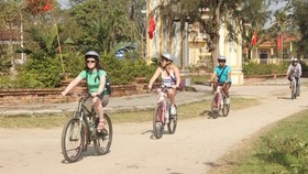 Vietnam's former imperial capital of Hue plans to pilot a public bicycle service that will provide hundreds of tourists with an option to view its downtown streets. (Source: VNA)