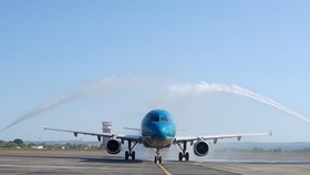 The first flight of Vietnam Airlines, coded VN-641, lands at I Gusti Ngurah Rai International Airport in Bali (Source: VNA)