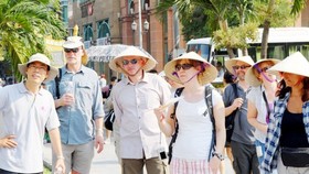 Foreign tourists visit HCMC. (Photo: Sggp)