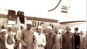 Indian President Rajendra Prasad and Prime Minister J.Nehru receive President Ho Chi Minh in 1958 (Photo: VNA)
