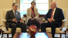 Secretary of Ho Chi Minh City Party Committee Nguyen Thien Nhan and Governor-General of Australia, David Hurley at a meeting (Photo: Sggp)