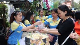 Người lao động Sawaco tham gia phiên chợ nghĩa tình