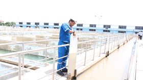 Nhân viên Nhà máy nước Tân Hiệp đóng mở van dẫn nước vào ngăn lắng