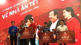 Ban tổ chức trao vé máy bay và vé xe tượng trưng đến đại diện các tỉnh, thành