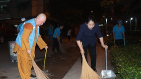 Phó Bí thư Thành ủy TPHCM Võ Thị Dung tham gia quét rác cùng phật tử chùa Liên Hoa