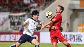 Trận đấu giữa Lào (trái) và Hồng Công diễn ra ngay 5-10-2017 bị thao túng tỉ số.
