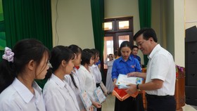 Ông Ngô Văn Đông (Tổng Giám đốc Cty CP phân bón Bình Điền) trao học bổng cho các học trò nghèo học giỏi ở tỉnh Thanh Hóa. Ảnh: PHÚC NGUYỄN