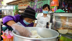 Cụ bà 70 tuổi đối mặt với số phận bằng chiếc xe xôi và nụ cười lạc quan