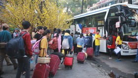 Sinh viên TPHCM nô nức về quê trên chuyến xe mùa xuân