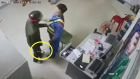 Clip nhân viên cửa hàng xăng dầu tước dao, quật ngã tên cướp