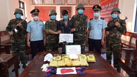 Bắt giữ đối tượng vận chuyển 5kg ma túy đá, 30.000 viên ma túy tổng hợp