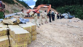 Xe tải chở gần 5 tấn thuốc nổ bị lật giữa đường núi