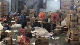 Bắt giam 4 bị can trong đường dây sản xuất găng tay y tế giả
