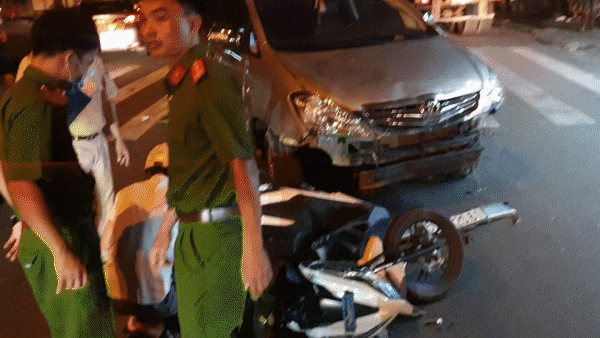 Tài xế xe ô tô “điên” tông hàng loạt xe máy, khiến nhiều người bị thương khai gì với công an?