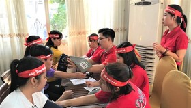 Các bạn trẻ tham gia hiến máu tình nguyện