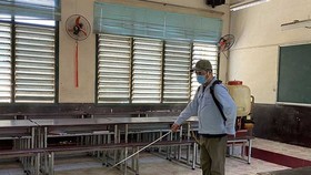 Phun thuốc khử khuẩn tại Trường THPT Trưng Vương (quận 1, TPHCM)