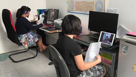 Học sinh TPHCM học trực tuyến tại nhà trong thời gian nghỉ học. Ảnh: HOÀNG HÙNG