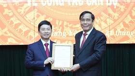Phó Trưởng Ban Thường trực Ban Tổ chức Trung ương Nguyễn Thanh Bình, thừa ủy quyền của Ban Bí thư trao quyết định điều động, luân chuyển ông Nguyễn Duy Hưng. Ảnh: VGP