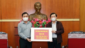 Đại diện Văn phòng Trung ương trao Đảng ủng hộ phòng chống dịch ngày