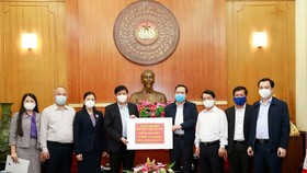 Thứ trưởng Thường trực Bộ Y tế Nguyễn Thanh Long tiếp nhận số tiền phân bổ 150 tỷ đồng