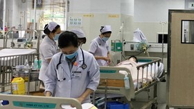 Các em học sinh bị nạn trong vụ cây phượng bật gốc đang được chăm sóc tích cực tại bệnh viện. Ảnh: QUANG HUY