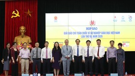 Ban chỉ đạo giải thưởng ra mắt