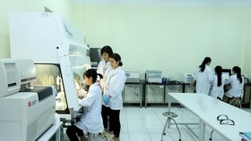 Sinh viên Việt Nam học tập, nghiên cứu khoa học. Ảnh: QUANG PHÚC