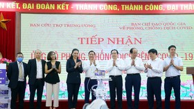 Buổi lễ tiếp nhận ủng hộ phòng, chống dịch Covid-19