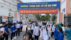 Thí sinh đến điểm thi ngày 9-8. Ảnh: QUANG PHÚC