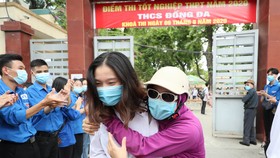 Thí sinh phấn khởi thi xong môn Toán chiều 9-8. Ảnh: QUANG PHÚC