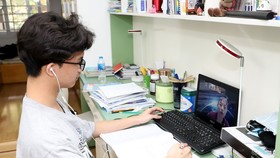 Học sinh học trực tuyến tại nhà khi phải nghỉ học do Covid-19. Ảnh: QUANG PHÚC