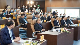 Thủ tướng Chính phủ và các đại biểu dự lễ khai trương. Ảnh: QUANG PHÚC