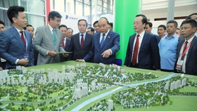 Thủ tướng Nguyễn Xuân Phúc tham quan Triển lãm các mô hình, công nghệ tiêu biểu cho đô thị thông minh. Ảnh: VIẾT CHUNG