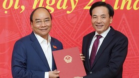 Thủ tướng Nguyễn Xuân Phúc trao quyết định bổ nhiệm Phó Chủ nhiệm Văn phòng Chính phủ cho ông Trần Văn Sơn. Ảnh: VGP
