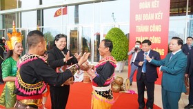 Phó Chủ tịch Quốc hội Tòng Thị Phóng cùng các đại biểu. Ảnh: QUANG PHÚC