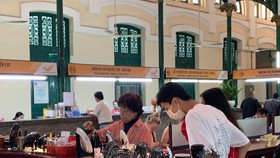 Du khách chụp hình lưu niệm tại Nha Trang