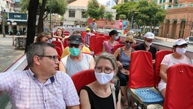 Du khách Pháp tham quan TPHCM bằng xe bus mui trần ngày 26-3