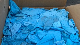 Phát hiện container găng tay nhàu nát, có dấu hiệu đã qua sử dụng