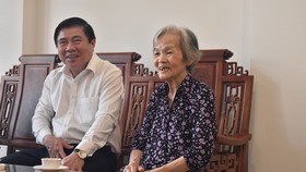 Chủ tịch UBND TPHCM Nguyễn Thành Phong dâng hoa, dâng hương các Anh hùng liệt sĩ