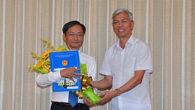 Phó Chủ tịch UBND TPHCM Võ Văn Hoan trao quyết định bổ nhiệm ông Võ Trung Trực. Ảnh: VIỆT DŨNG