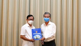 Phó Chủ tịch UBND TPHCM Ngô Minh Châu trao quyết định cán bộ