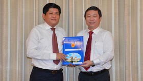 Phó Chủ tịch UBND TPHCM Dương Anh Đức trao quyết định cho ông Nguyễn Hữu Nghĩa. Ảnh: VIỆT DŨNG
