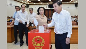 Lãnh đạo HĐND, UBND TPHCM quyên góp ủng hộ đồng bào miền Trung
