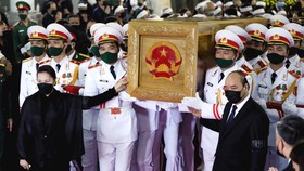 Tiễn đưa nguyên Tổng Bí thư Lê Khả Phiêu về nơi an nghỉ cuối cùng