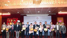 Representatives of scientific researchers, teams, and individuals received the certificate of honor in the event to announced the top 10 scientific-technological events in Vietnam