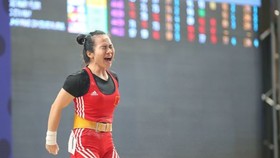 Weightlifter Vuong Thi Huyen bursts into tears following her performance at the 30th SEA Games. (Photo daidoanket.vn)