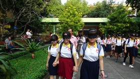 Students are blindfolded to understand their blind peers' difficulties ( Photo: SGGP)
