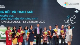Three winning teachers are honored at a ceremony (Photo: SGGP)