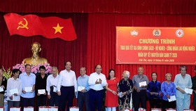 PM presents Tet gifts to policy beneficiary, poor households in Can Tho